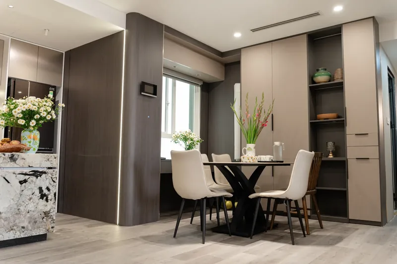 Khu bàn ăn — tường ốp vân gỗ trầm liền mạch tới trần