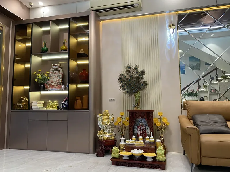 Tủ trang trí và khu thờ, lam sóng làm nền