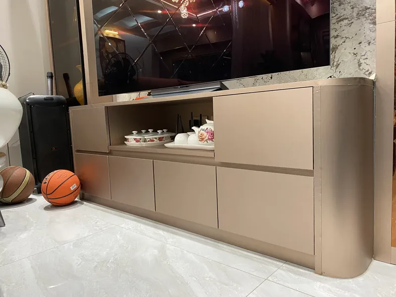 Kệ tivi trên nền tường vân đá trắng
