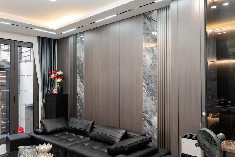 Phòng khách nhìn từ phía cửa, tường ốp trọn mảng