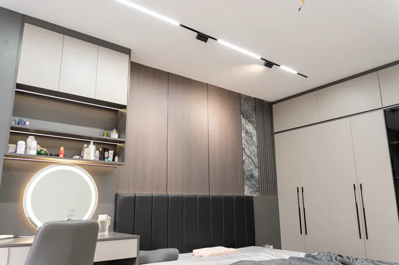 Phòng ngủ có bàn trang điểm, tường ốp tông sáng