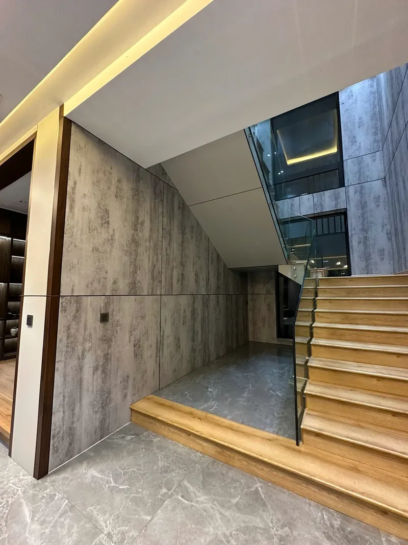 Chiếu nghỉ cầu thang, tường ốp vân đá