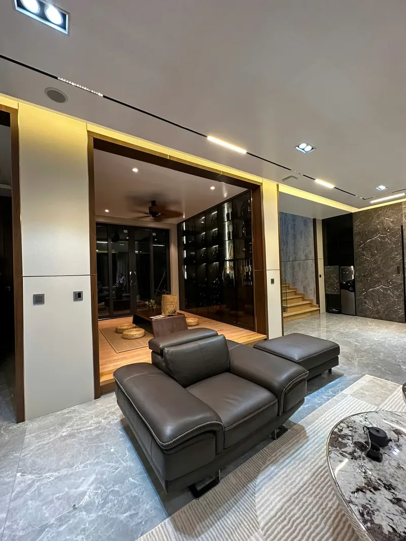 Phòng khách nhà phố nhìn về phía cầu thang