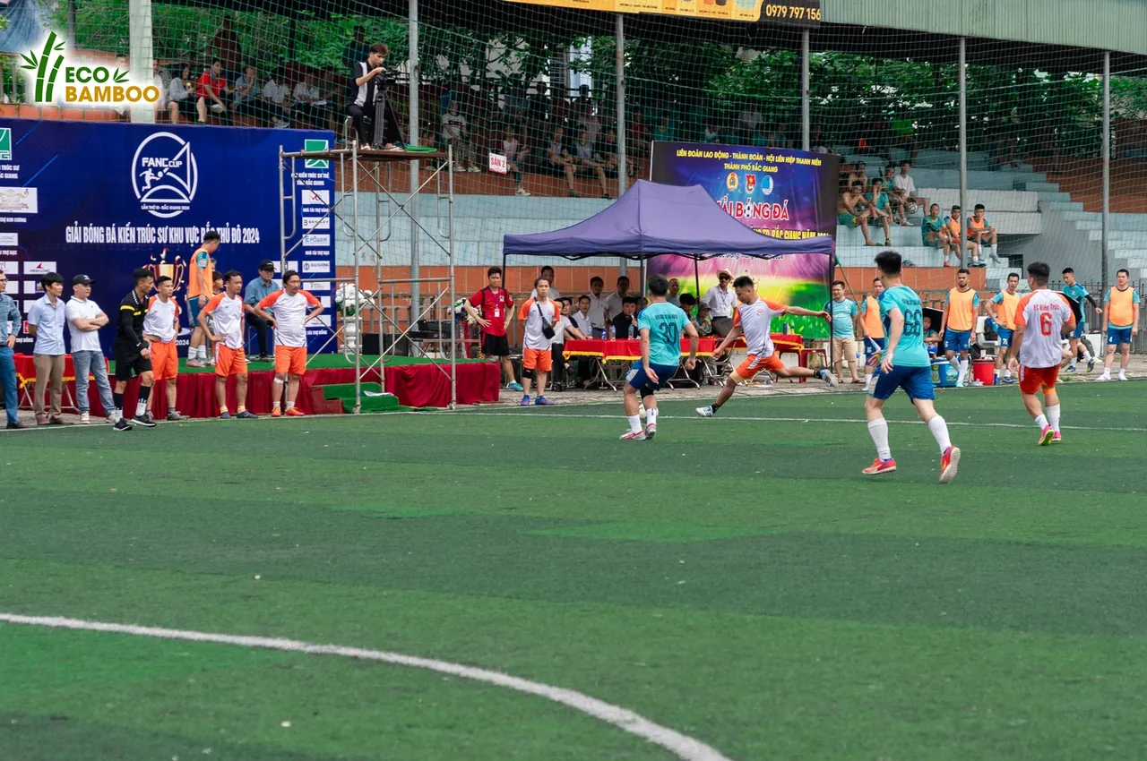 Pha tranh bóng sát đường biên trong một trận đấu Fancup 2024