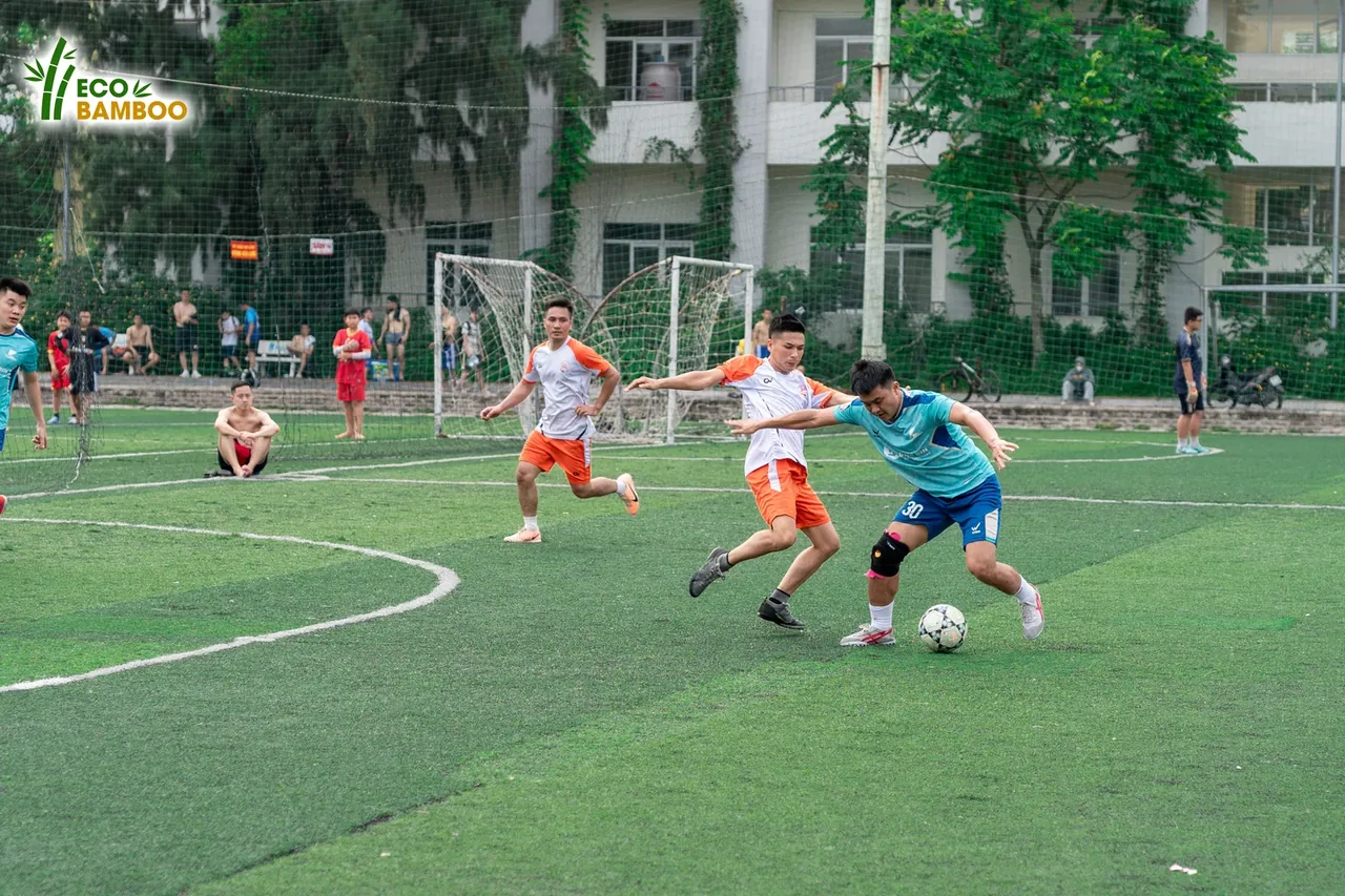 Hai cầu thủ tranh bóng giữa sân trong trận đấu Fancup 2024