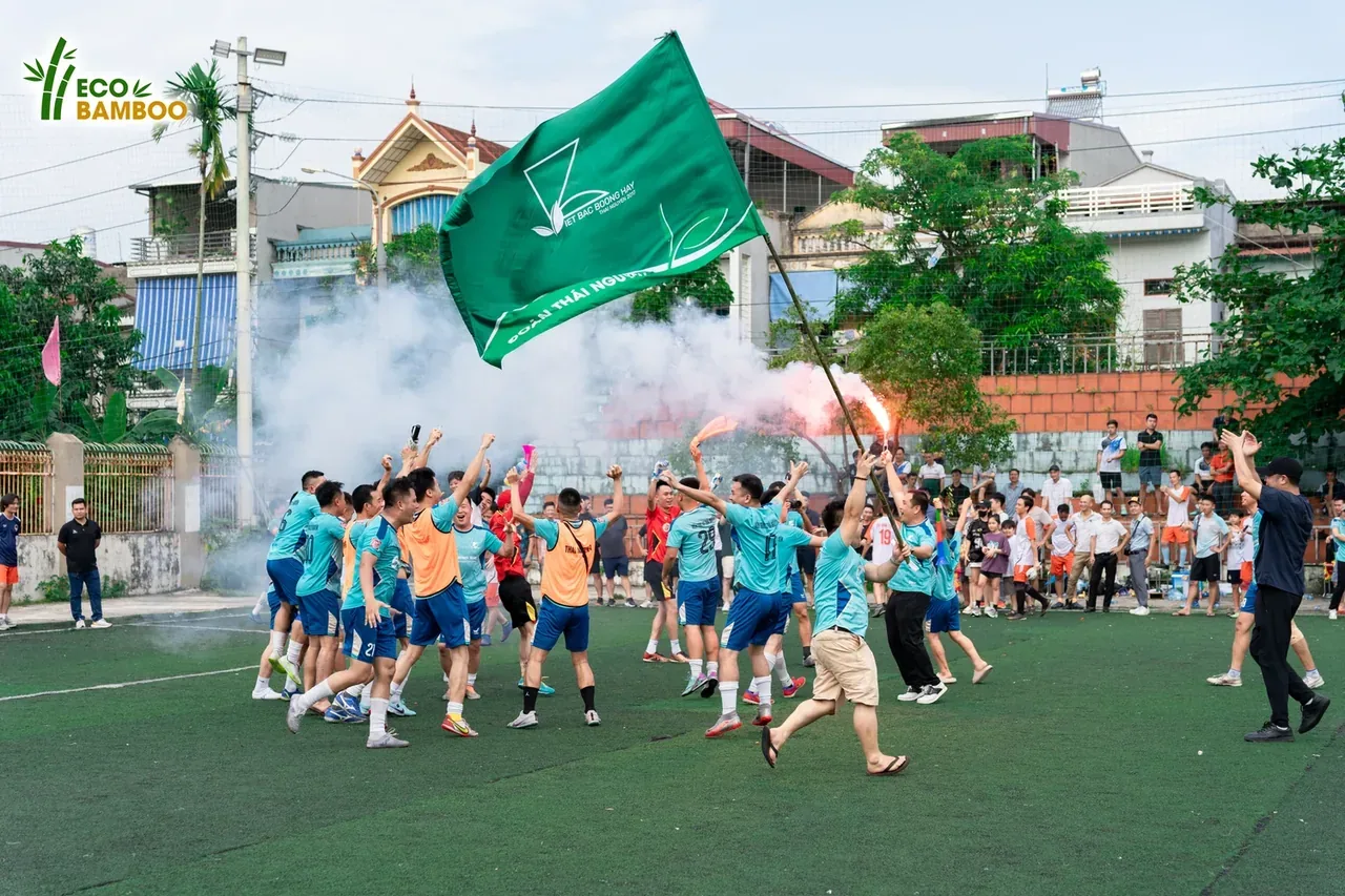 Cầu thủ và cổ động viên ăn mừng chiến thắng với cờ và pháo sáng tại Fancup 2024