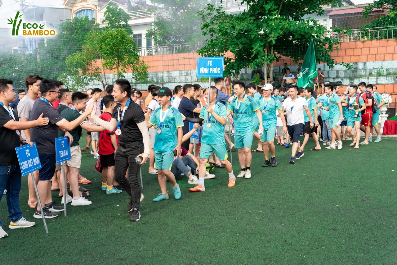 Các đội bóng kiến trúc sư diễu hành ra sân tại lễ khai mạc Fancup 2024