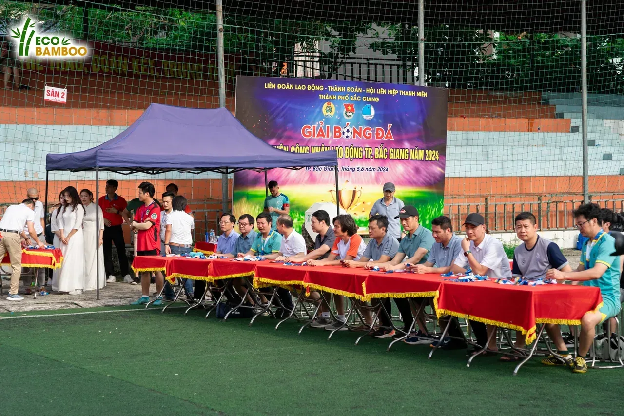 Đại biểu và ban tổ chức dự lễ khai mạc giải bóng đá Fancup 2024 tại Bắc Giang