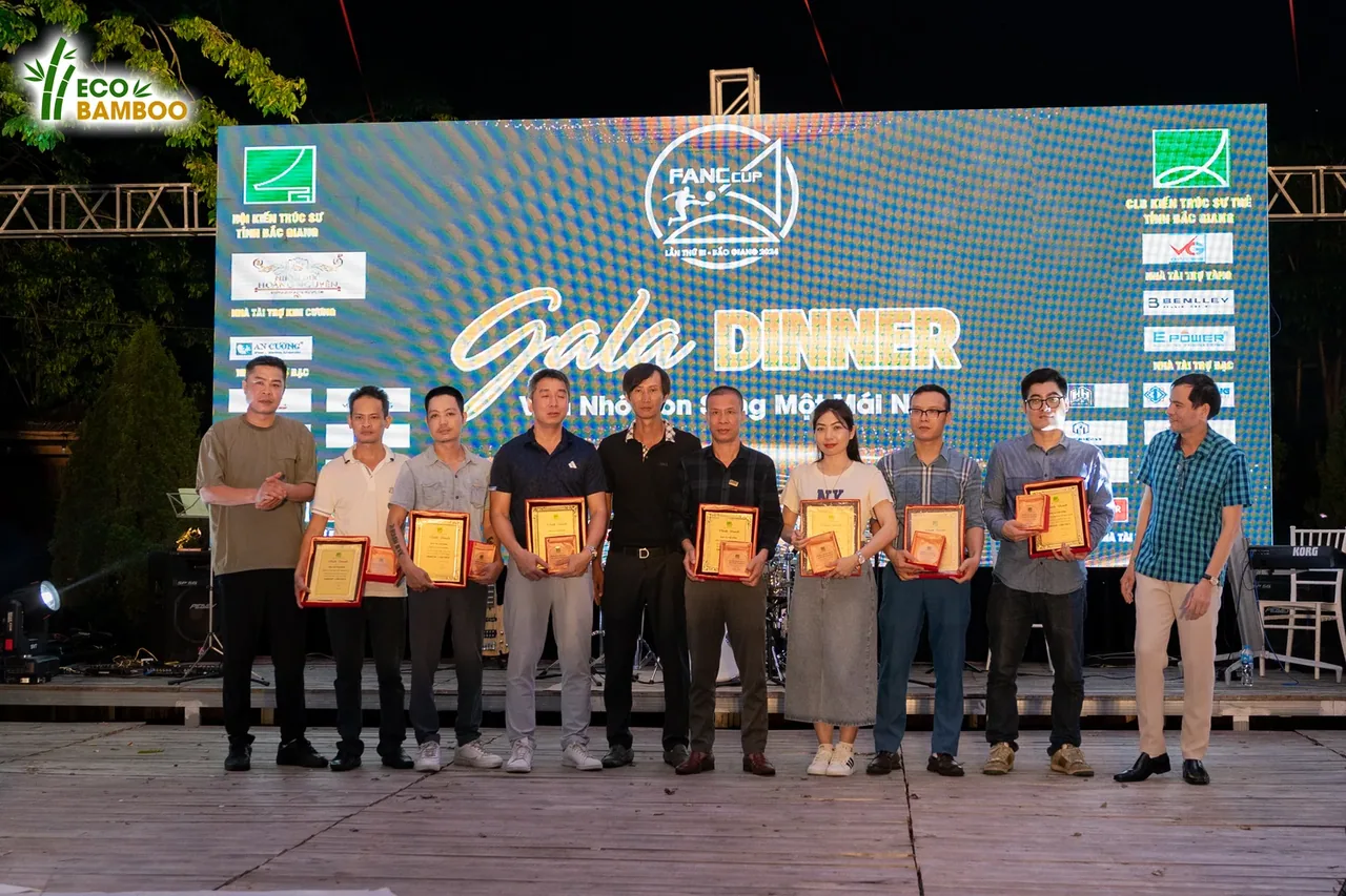 Trao kỷ niệm chương cho các nhà tài trợ trong Gala Dinner Fancup 2024
