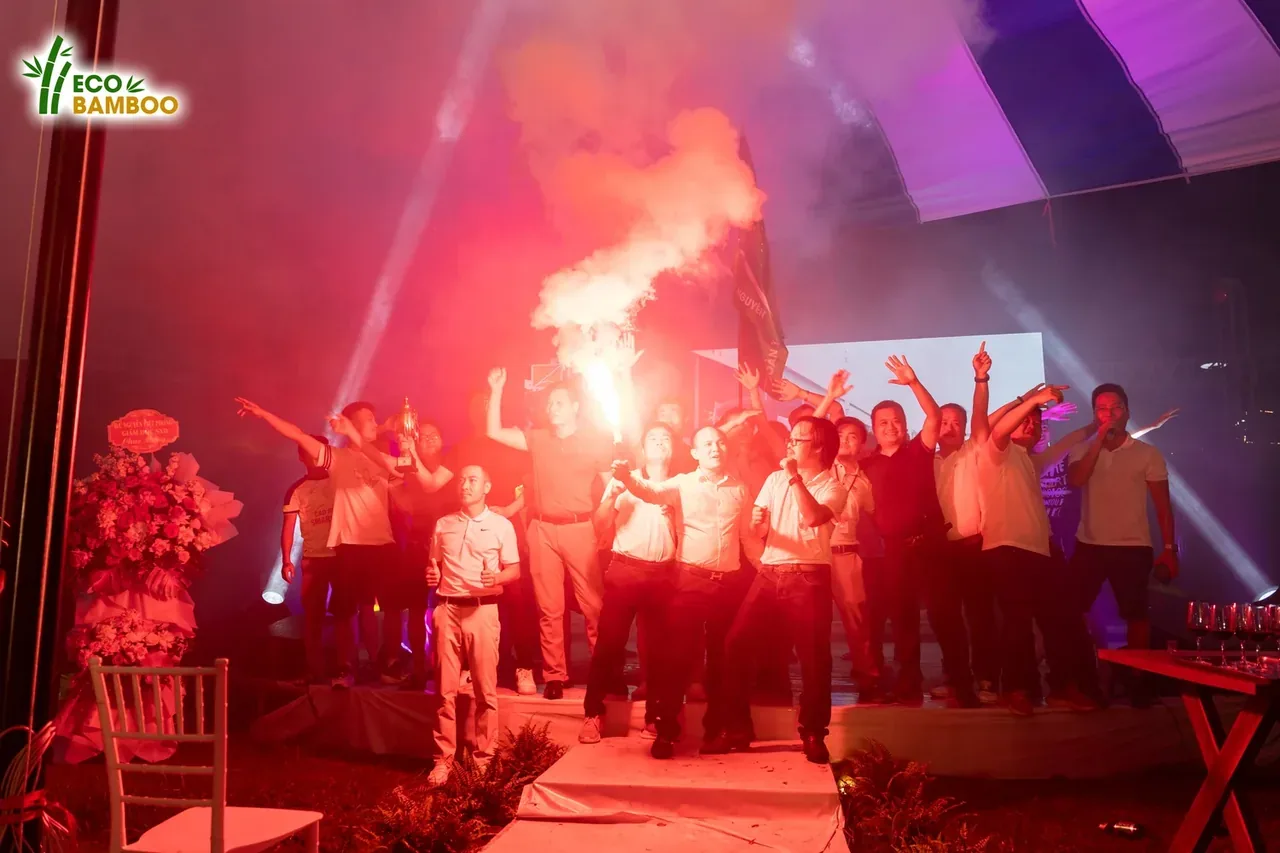 Khoảnh khắc mừng chức vô địch trên sân khấu Gala Dinner Fancup 2024