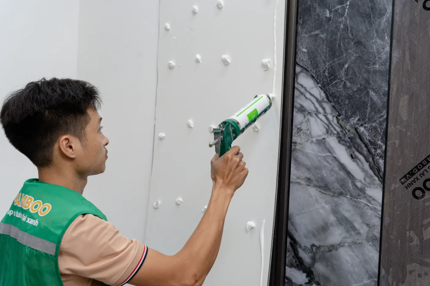 Bước 5 — bơm keo lượn sóng lên mặt sau tấm