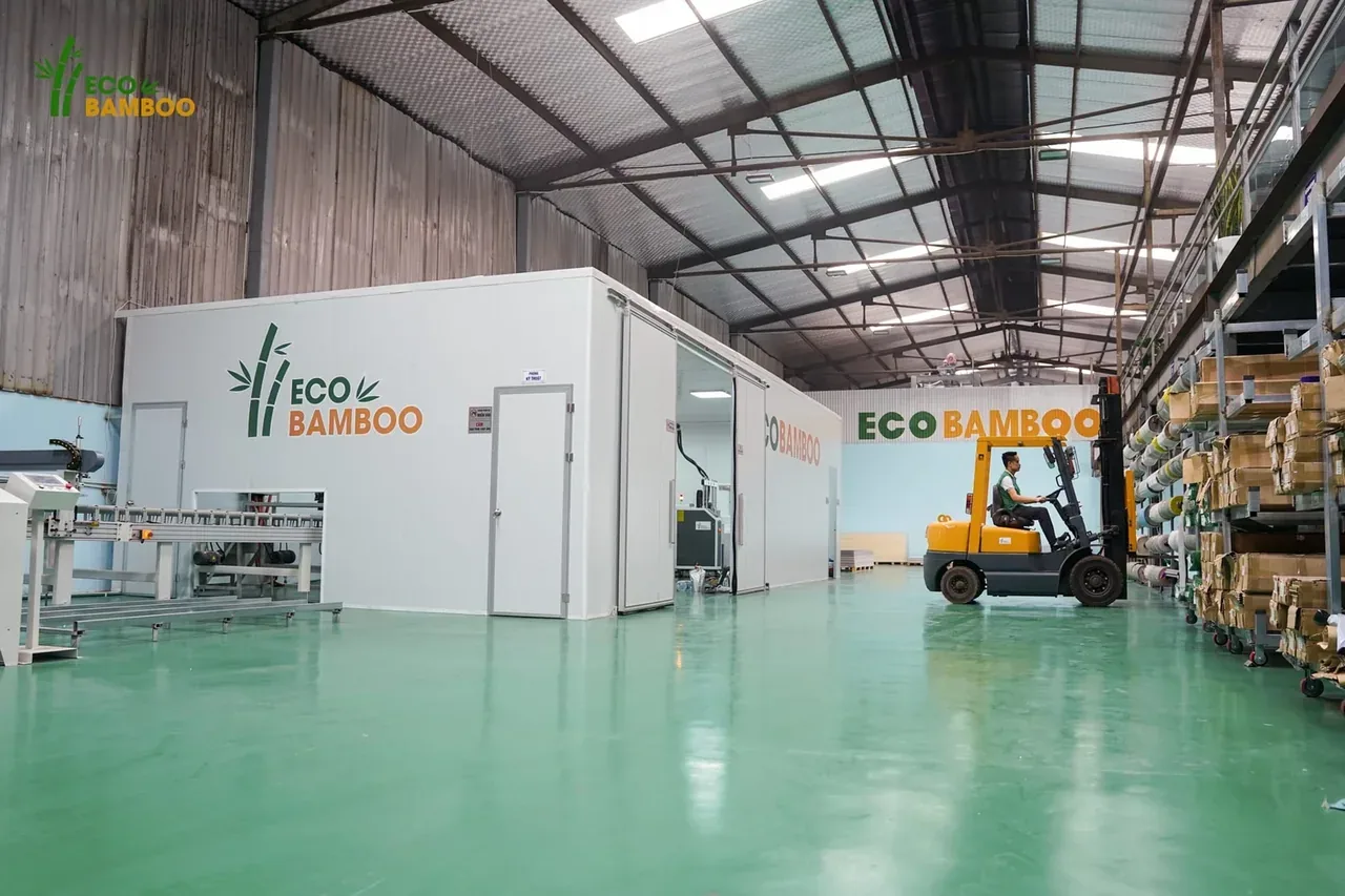 Xưởng sản xuất tấm ốp than tre Eco Bamboo — khu phủ film và kho cuộn film